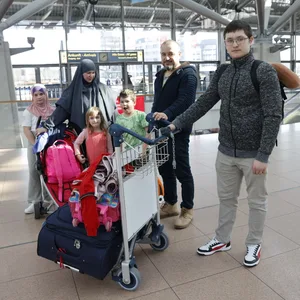 Eine Familie am Flughafen