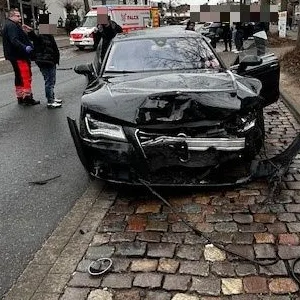 Schwarzes Auto mit zerstörter Front