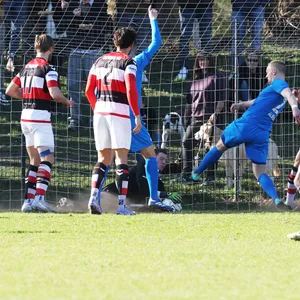 Altona-Keeper Dennis Lohmann rettet vor Palomas Luca Albrecht.