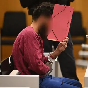 Stuttgart, 13. Februar: Der Angeklagte Sulaiman A. sitzt an seinem Platz zum Auftakt des Staatsschutzverfahrens wegen eines Messerangriffes auf dem Marktplatz in Mannheim.