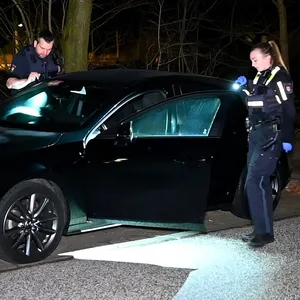 Beamte sichern Spuren an dem Wagen, den der Mann aufgebrochen haben soll.