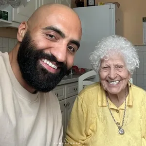Zwei Jahre lang pflegte Rashid Hamid Oma Lotti – die Hamburger Internet-Oma verstarb vor wenigen Tagen.