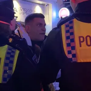 Ein Mann diskutiert mit der Polizei