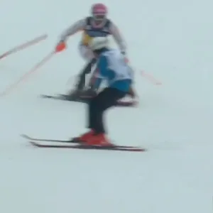 Ein Pistenarbeiter behindert Linus Straßer beim Slalom in Sun Valley