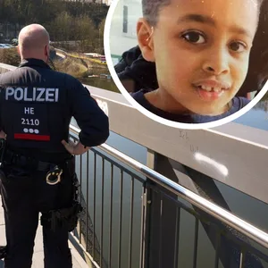 Polizeibeamte bei der Suche nach dem vermissten Jungen Pawlos. Die Polizei sucht mit einem Foto nach dem Sechsjährigen.