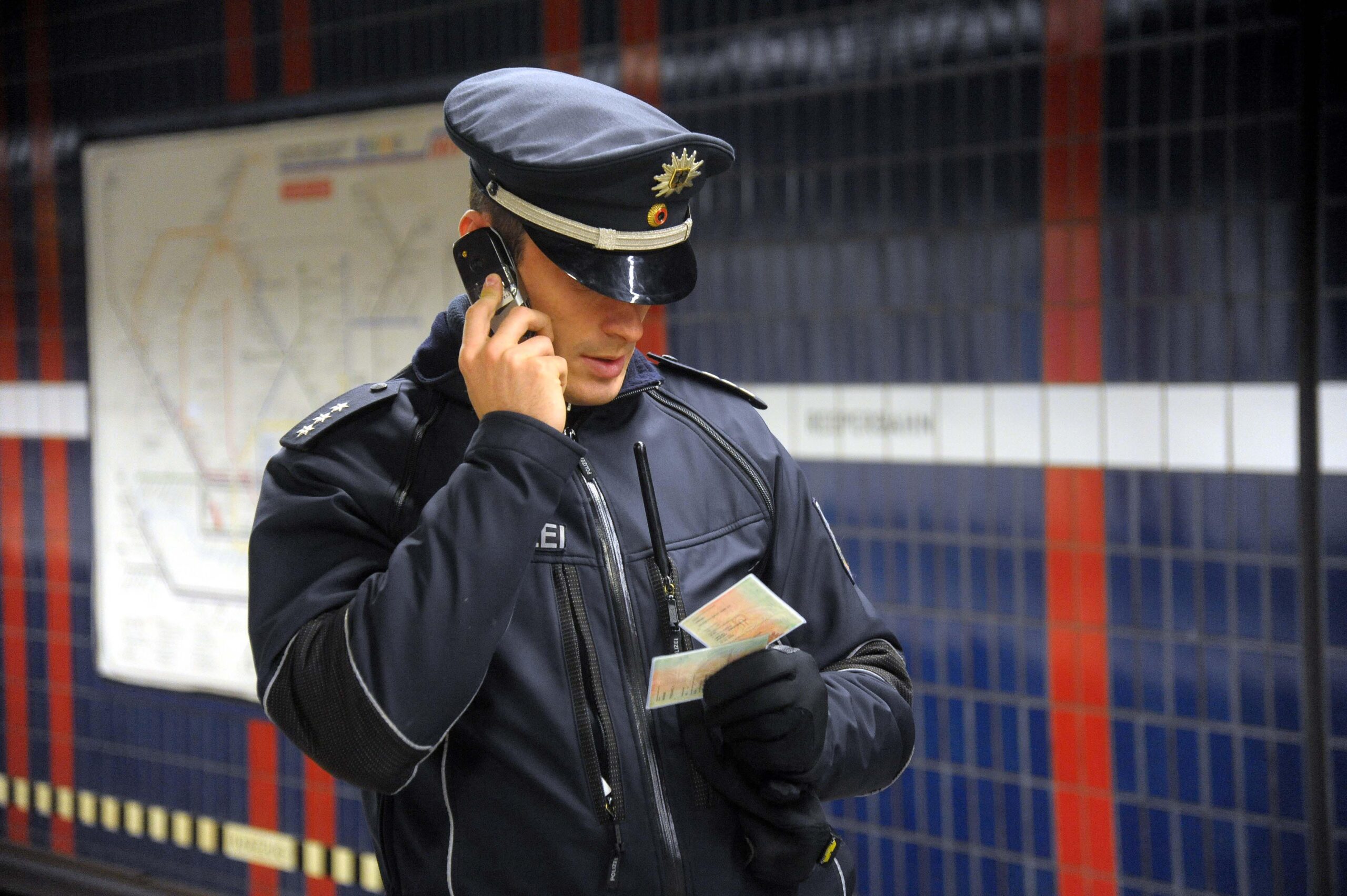 Weil seine Zigaretten in die Gleise fielen: Mann begibt sich am Bahnhof Dammtor in lebensgefahr