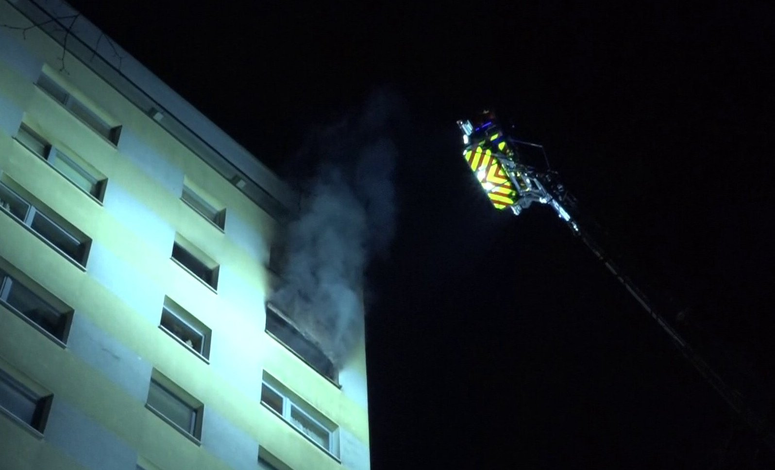 Feuerwehrleute bekämpfen den Brand in einem Mehrfamilienhaus in Ronnenberg.