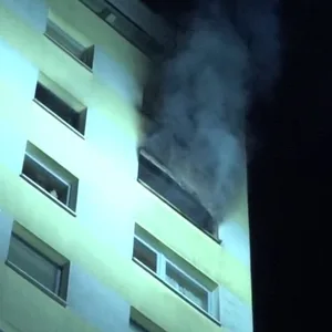 Feuerwehrleute bekämpfen den Brand in einem Mehrfamilienhaus in Ronnenberg.