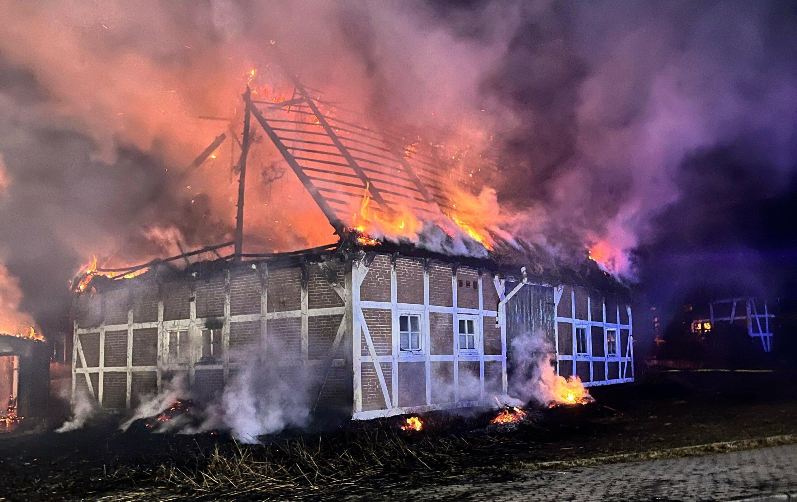 Der Dachstuhl dieses Bauernhauses in Dollern im Alten Land war icht mehr zu retten.