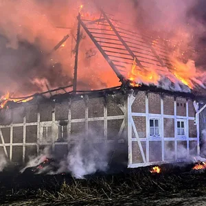 Der Dachstuhl dieses Bauernhauses in Dollern im Alten Land war icht mehr zu retten.