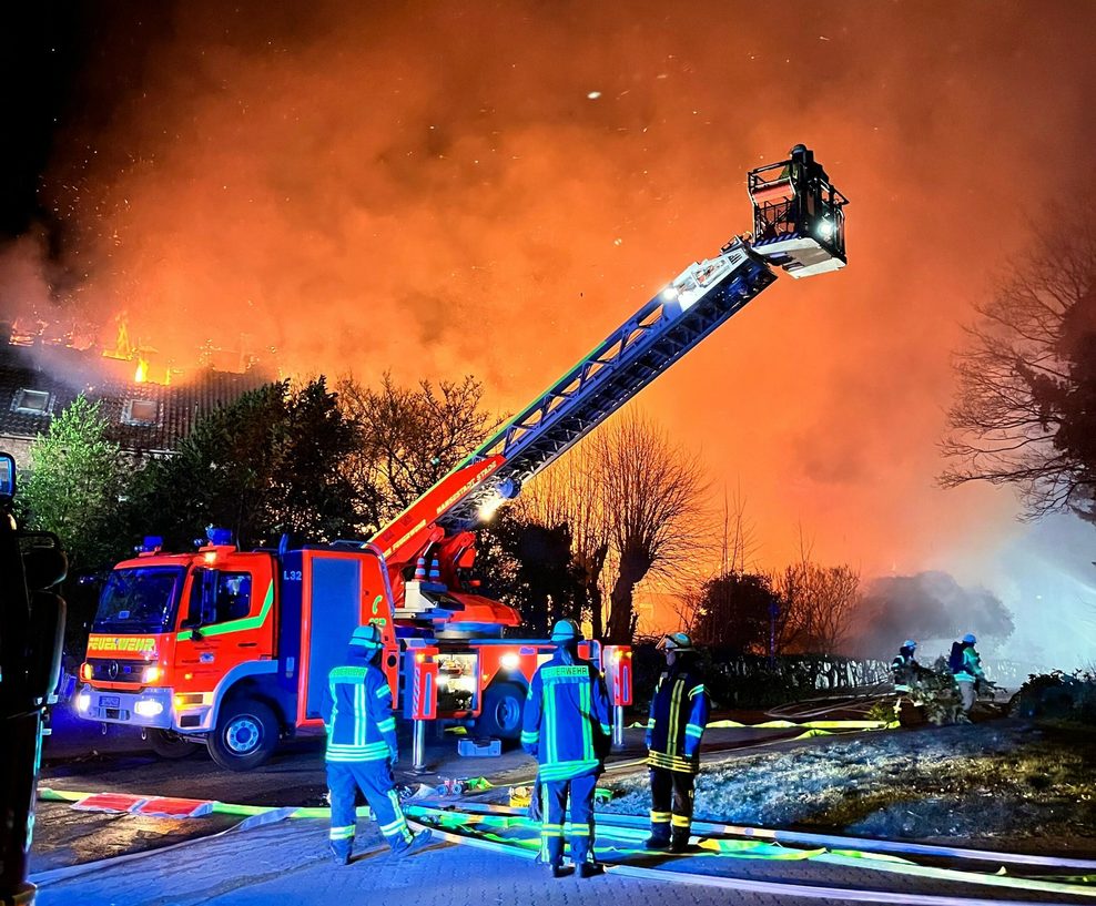 Mehr als 200 Feuerwehrleute waren in Dollern bei Hamburg im Einsatz.