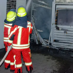 Feuerwehrleute löschen den Brand in dem Wohn- und Geschäftsgebäude in Nortorf.