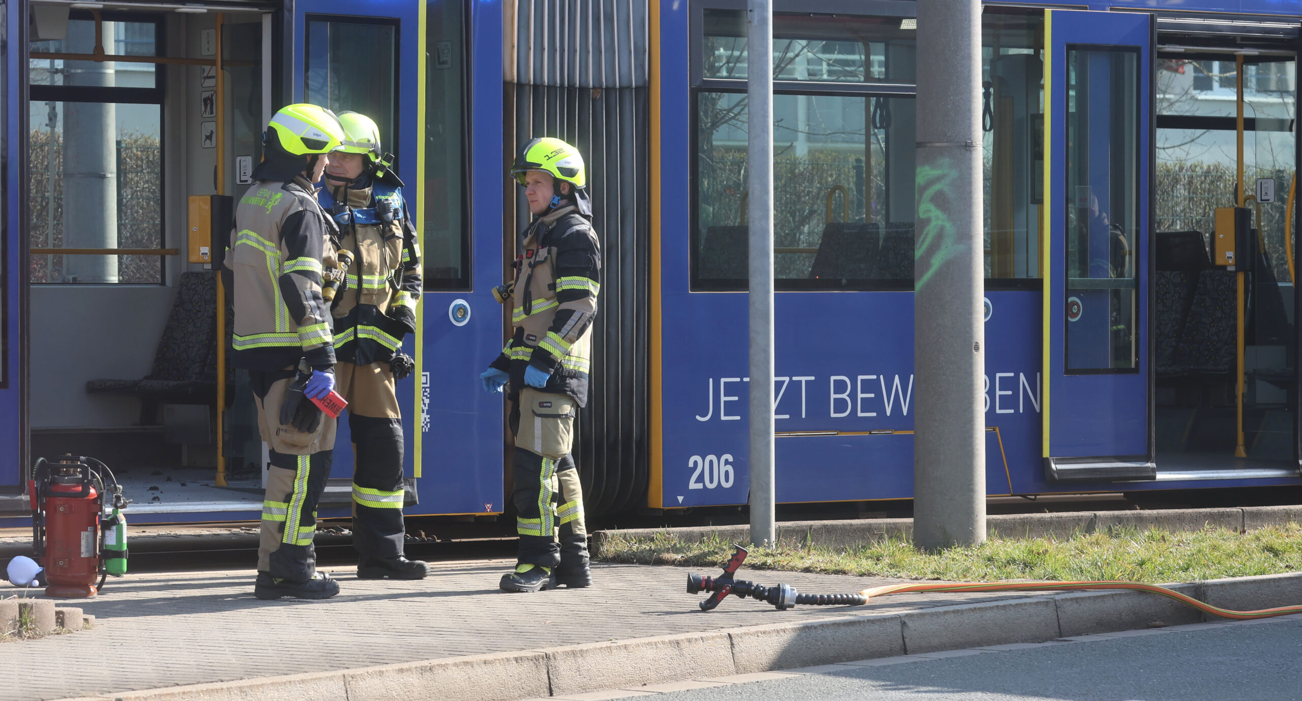 Einsatzkräfte von Polizei und Feuerwehr sind nach einem Brandanschlag in einer Straßenbahn im Einsatz.