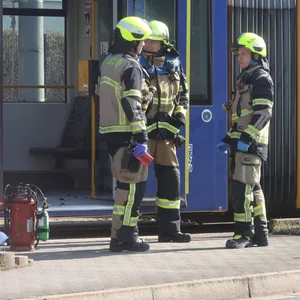 Einsatzkräfte von Polizei und Feuerwehr sind nach einem Brandanschlag in einer Straßenbahn im Einsatz.