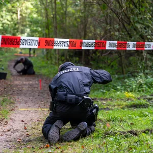 Ein Polizist sichert Spuren in einem Waldstück zwischen Büchen und Witzeeze