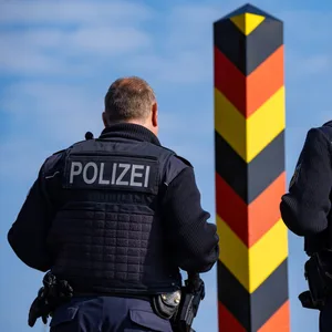 Garz: Zwei Bundespolizisten gehen im Grenzgebiet der EU-Binnengrenze zu Polen auf der Insel Usedom Streife.