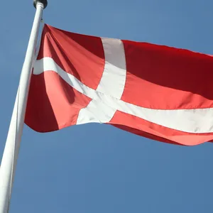 Eine dänische Flagge weht im Hafen von Helsingborg im Wind.