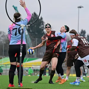 Daniel beim Wurfversuch für die „Werwölfe“ des FC St. Pauli