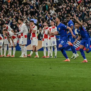Die Frankreich-Spieler rennen nach dem Elfmeterschießen los