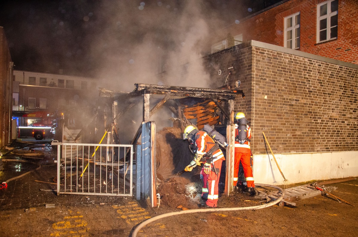 Großeinsatz in Nortorf – Feuer in Wohn- und Geschäftshaus – Bewohner evakuiert