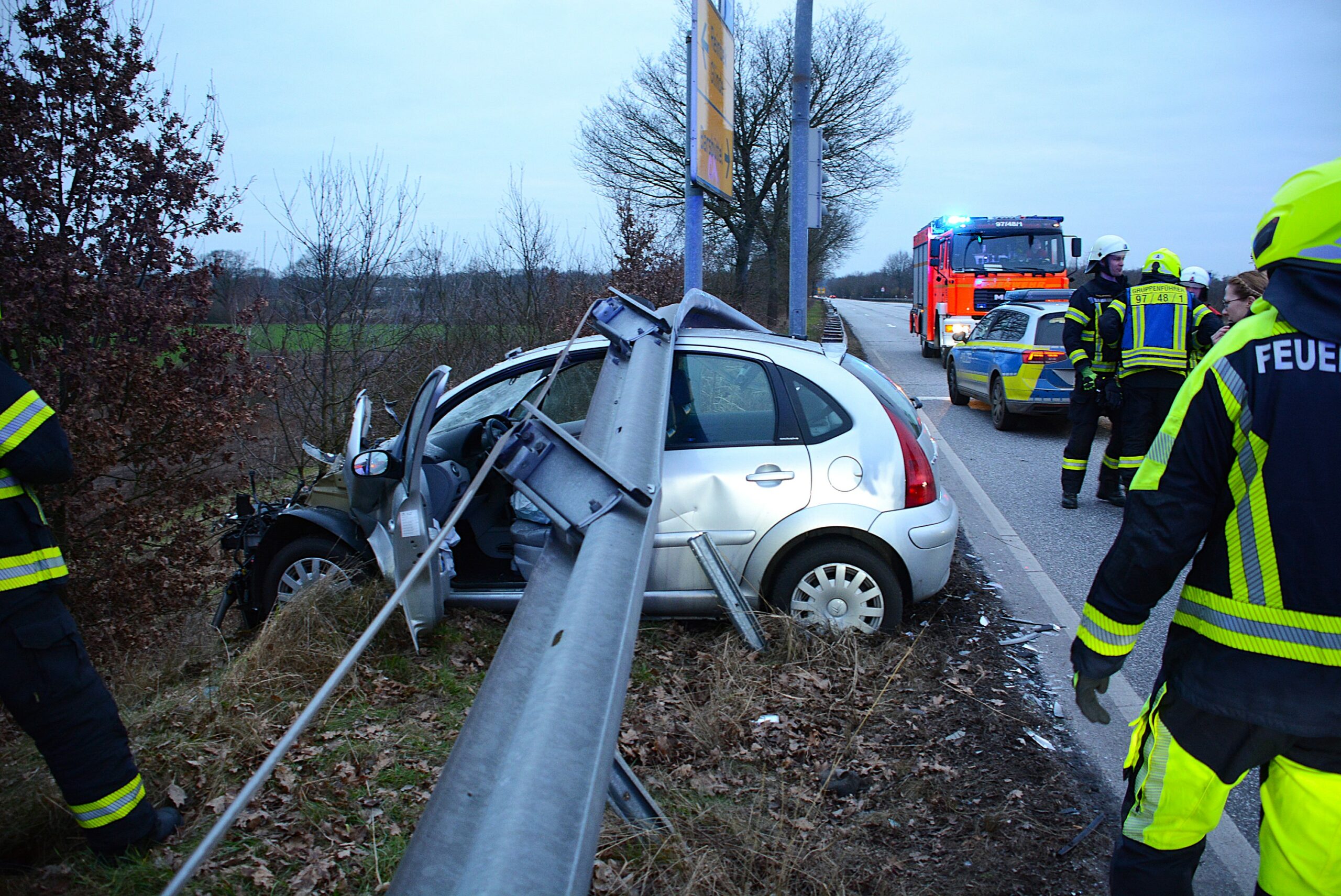 Schwerer Unfall in Barsbüttel bei Hamburg: Ein Kleinwagen hat eine Leitplanke durchbrochen und steckt darunter fest.