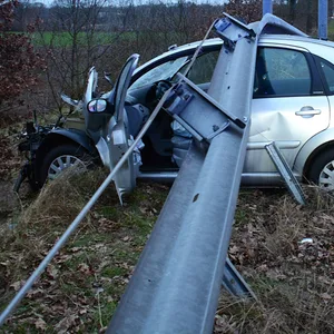 Schwerer Unfall in Barsbüttel bei Hamburg: Ein Kleinwagen hat eine Leitplanke durchbrochen und steckt darunter fest.