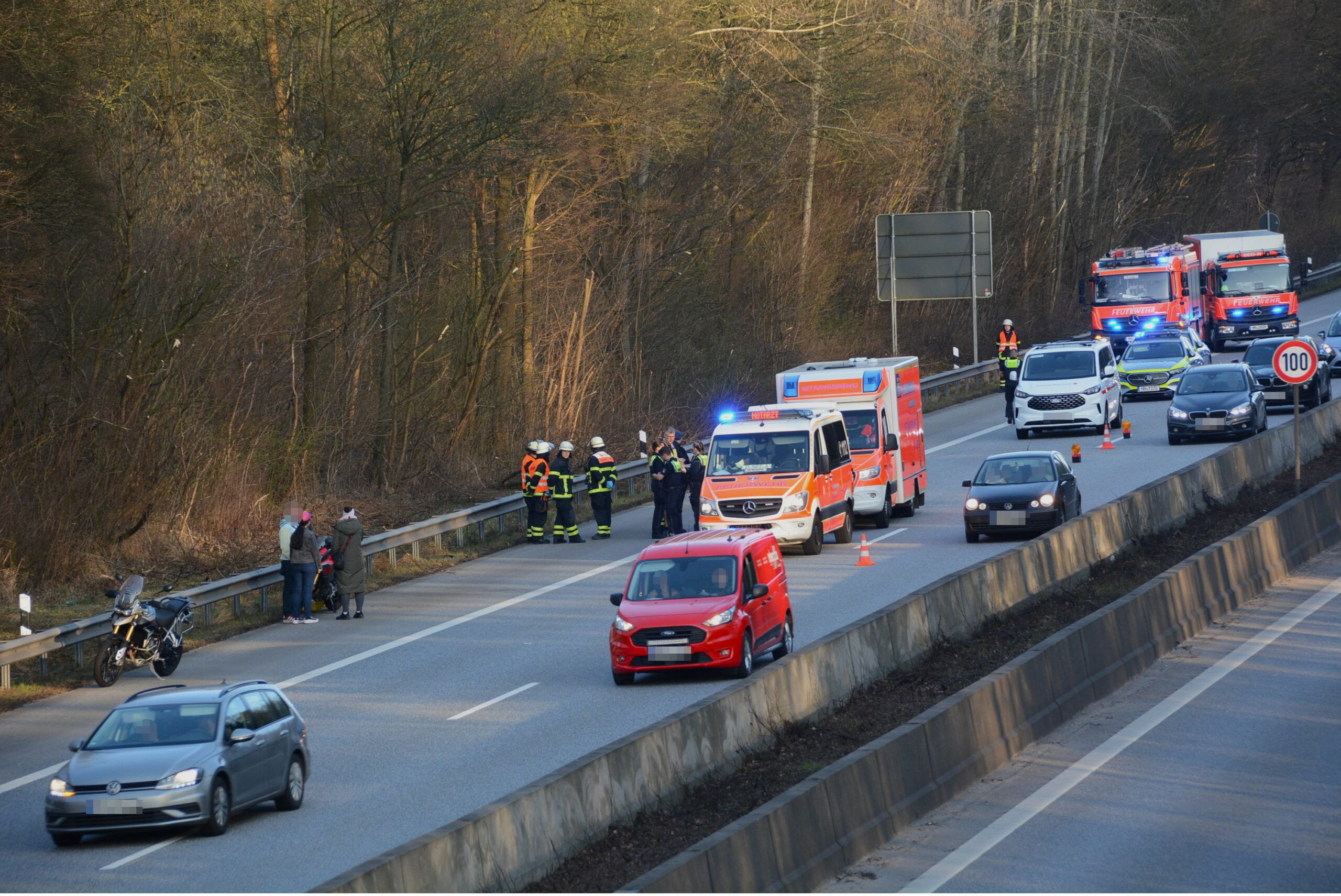 Rettungskräfte stehen an der Unfallstelle auf der A24.