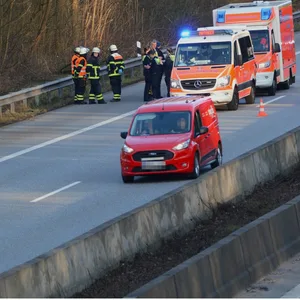 Rettungskräfte stehen an der Unfallstelle auf der A24.