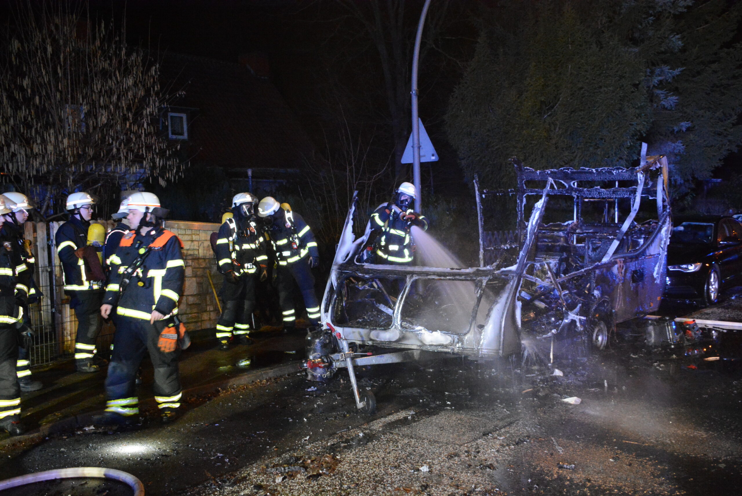 Die Feuerwehr löscht einen Wohnwagen