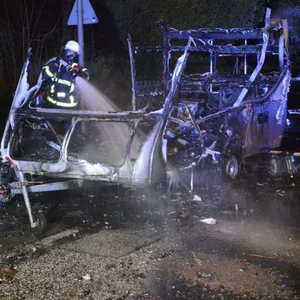 Die Feuerwehr löscht einen Wohnwagen