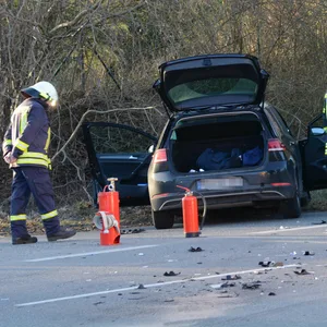 Feuerwehrleute stehen an der Unfallstelle.