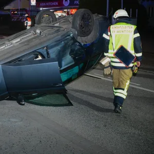 Der Skoda landete auf dem Dach.