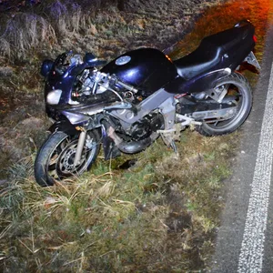 Das Motorrad kollidierte mit einem Reh.