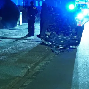 Der Audi kam auf dem Dach liegend zum Stillstand.