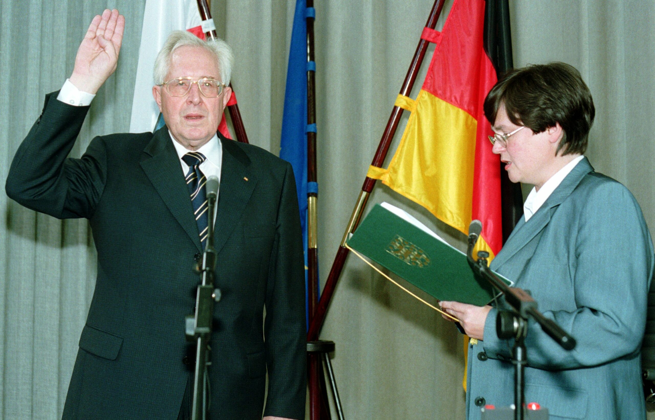 Bernhard Vogel wird 1999 in Erfurt zum Thüringer Ministerpräsidenten vereidigt.