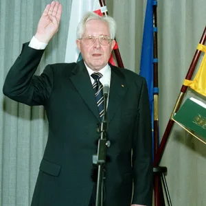 Bernhard Vogel wird 1999 in Erfurt zum Thüringer Ministerpräsidenten vereidigt.