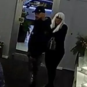 Ein Mann und eine Frau mit hellblonder Perücke
