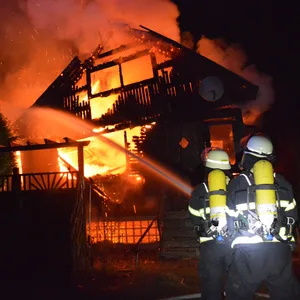 Das Holzhaus an der Straße Overwerder Bogen in Hamburg Ochsenwerder ist komplett abgebrannt.