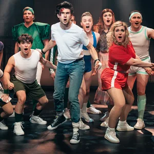 Das Ensemble von „Footloose – Das Musical“ auf der Bühne.
