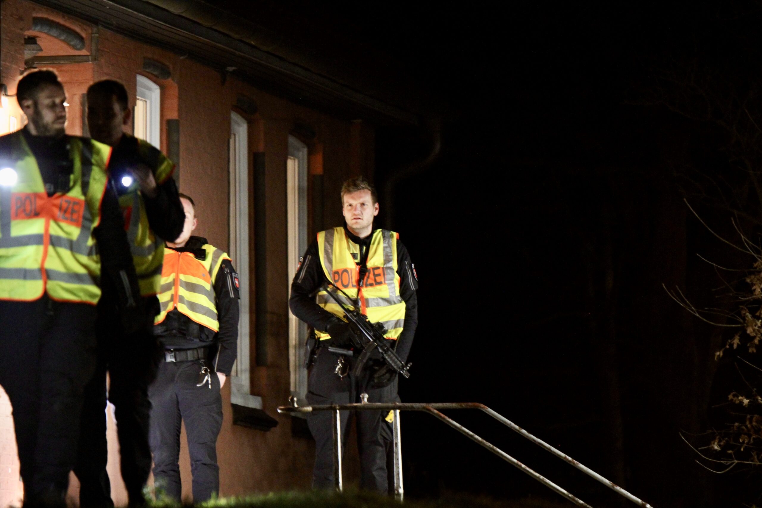 Polizei vor einem Haus