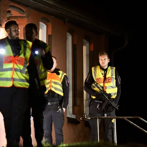 Polizei vor einem Haus