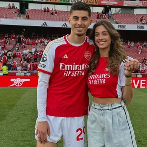 Kai und Sophia Havertz im Arsenal-Trikot