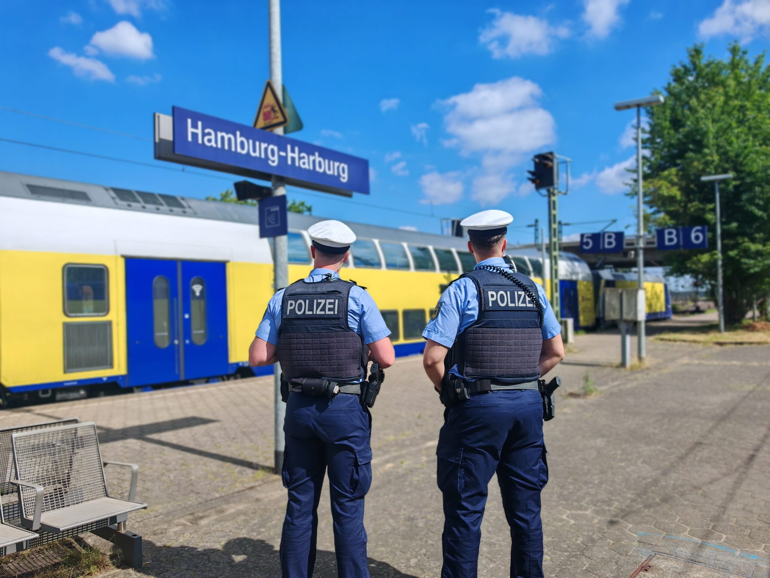 Zwei Bundespolizisten am Gleis in Harburg