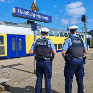 Zwei Bundespolizisten am Gleis in Harburg