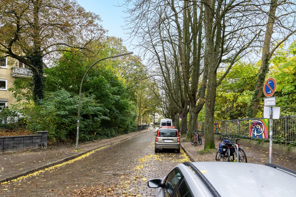 So sieht die Hegarstraße am Bahnhof Bahrenfeld heute aus.
