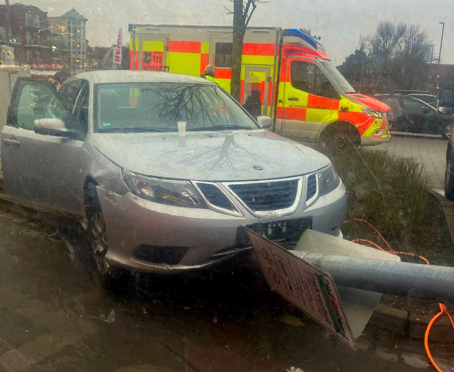 Ein Rettungswagen steht auf einem Parkplatz am Unfallort.