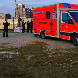 Großeinsatz im Billhafen: Ein Mann steckte tief im Elbschlick fest und musste gerettet werden.