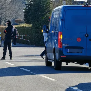 Bei dem Überfall wurde ein Mitarbeiter verletzt.