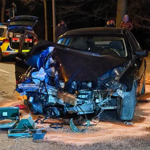 Der BMW krachte in einem Ampelmast.