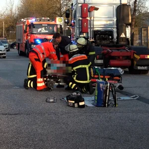 Ein Fußgänger wurde am Freitagmorgen von einer Zugmaschine erfasst und lebensbedrohlich verletzt.